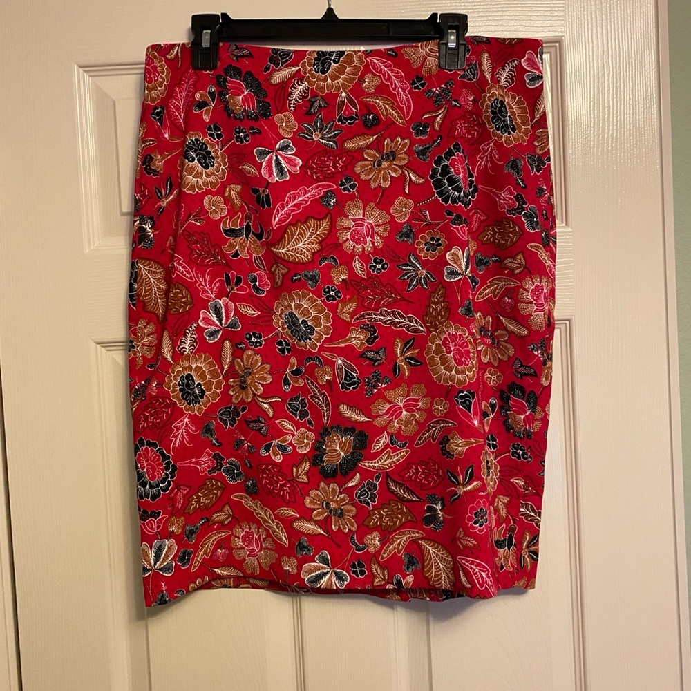 NWOT Ann Taylor Factory Red Floral Pencil Skirt